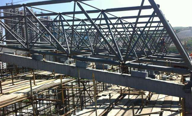 韶关简述网架公司的黑色压型钢板的吊装步履